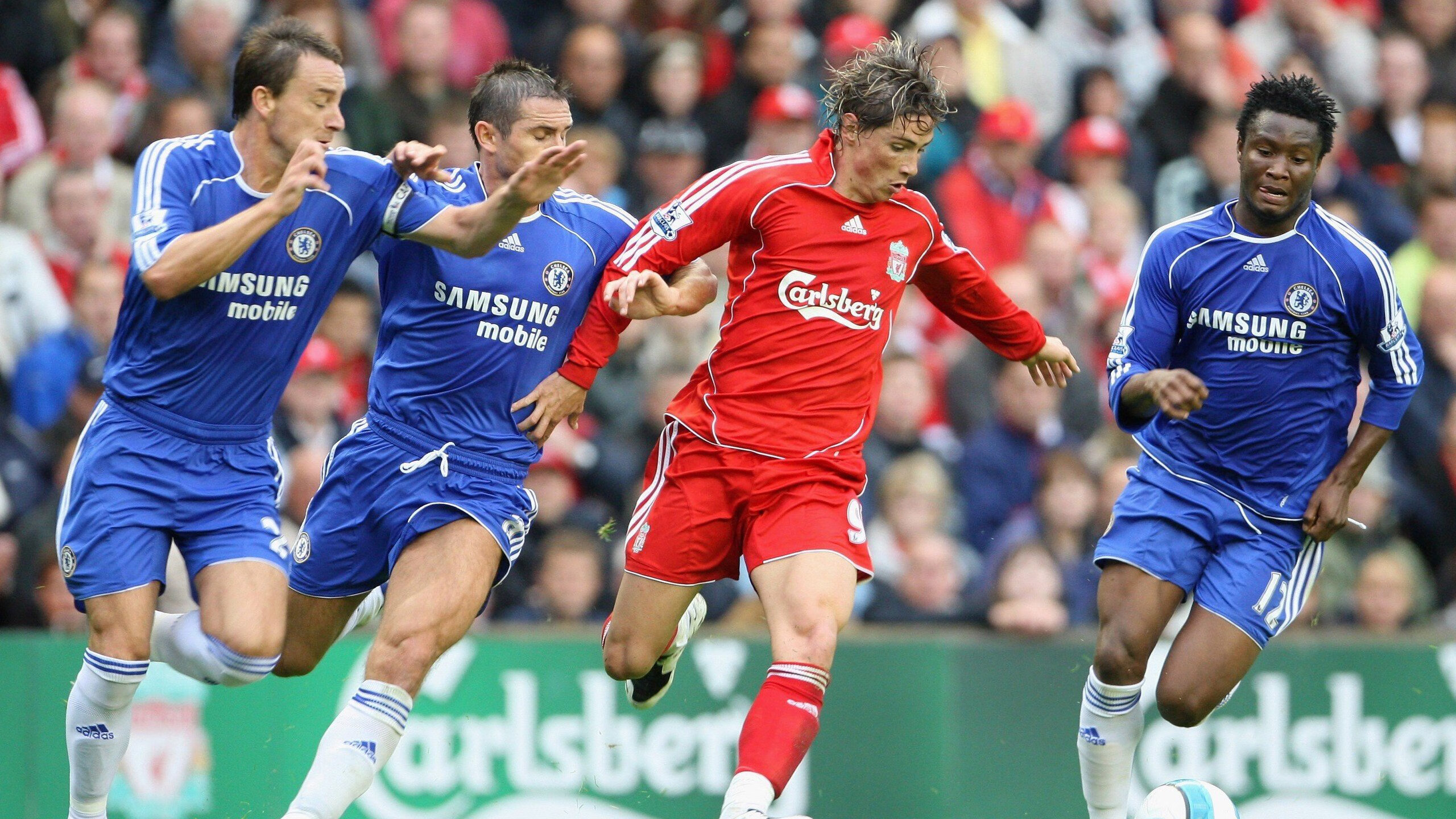 九游网页版入口-佩纳罗尔锋线对抗国民队防线，佩纳罗尔特别球衣